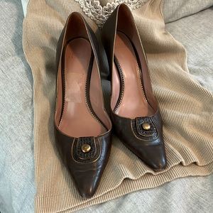 Genuine leather Audrey Brooke Classic Heeled Pump in Brown